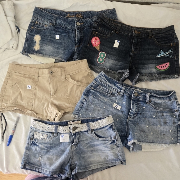 Women's shorts - Picture 3 of 3